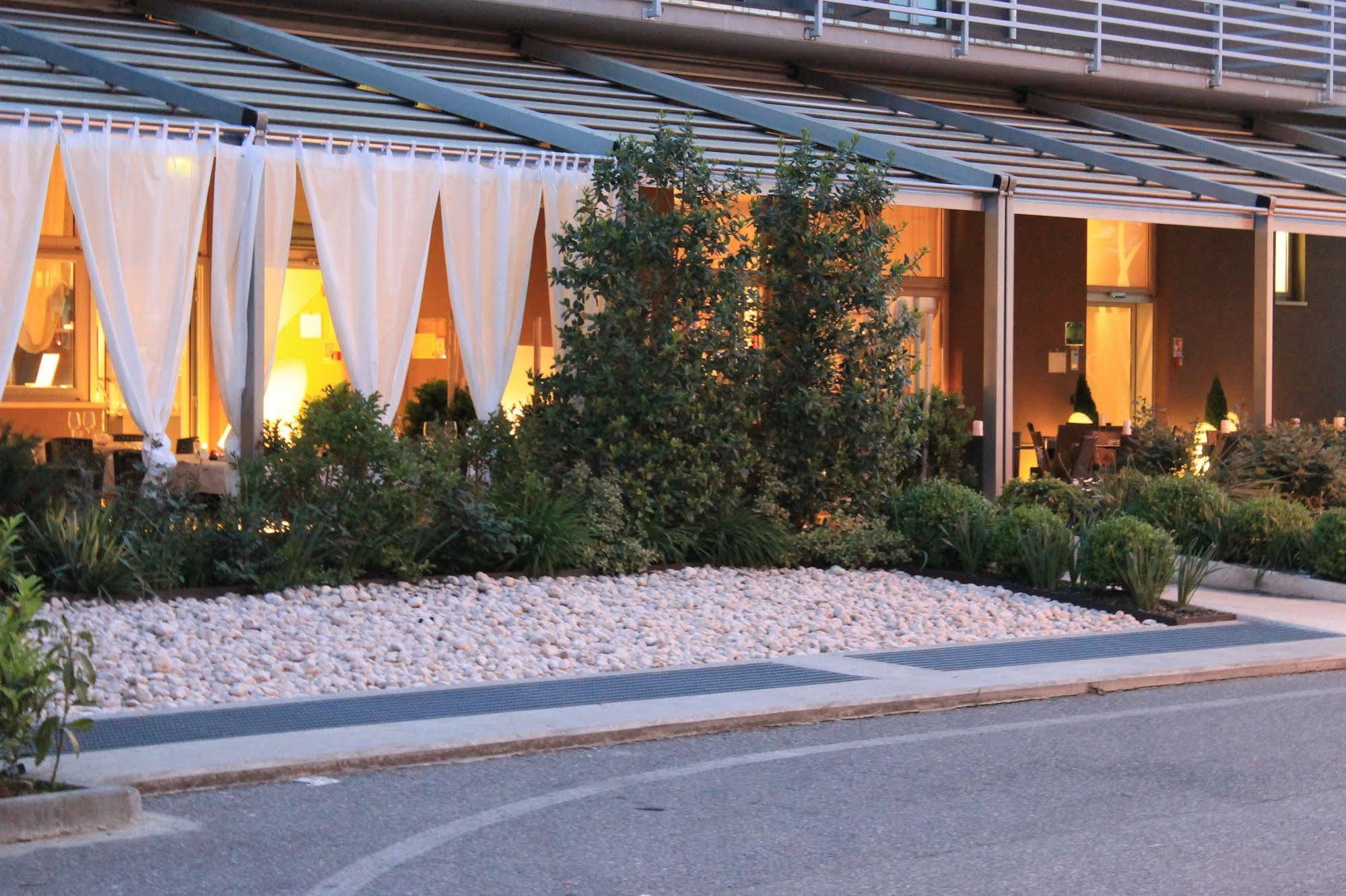 Eq Hotel Travagliato Экстерьер фото